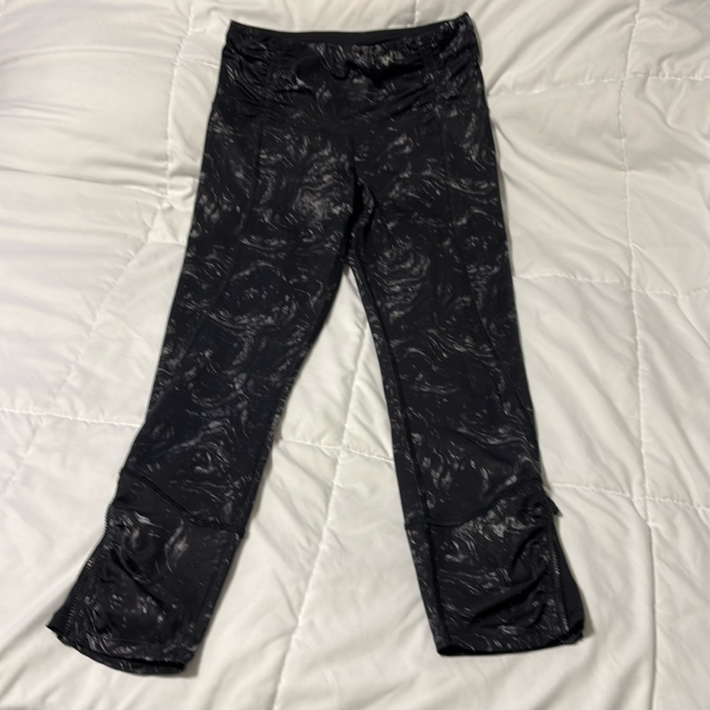 Lululemon black with swirls leggings. Zipper pocket. Zipper ankles. size 4